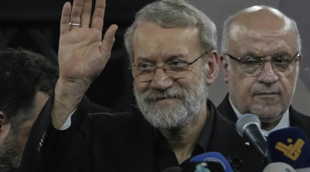 الأمين العام للمجلس الأعلى للأمن القومي الإيراني علي لاريجاني يلوح بيده أثناء مغادرته قبر زعيم «حزب الله» السابق حسن نصر الله في بيروت (أ.ب)