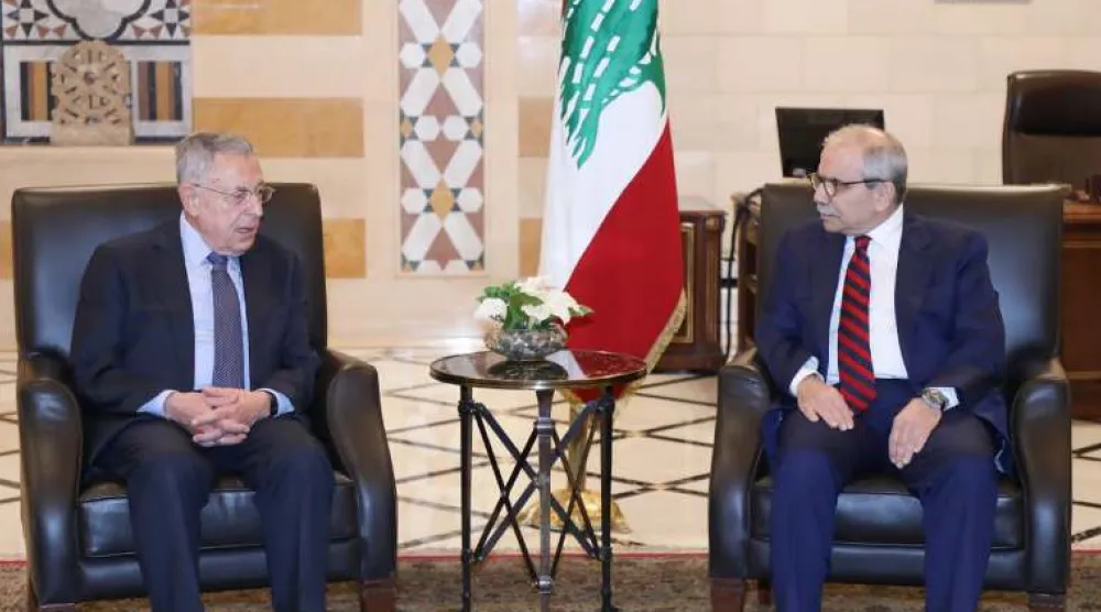 رئيس الحكومة اللبنانية نواف سلام يستقبل رئيس الحكومة الأسبق فؤاد السنيورة في السراي الحكومي (الوكالة الوطنية)