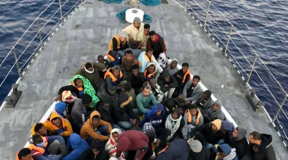 خفر السواحل بغرب ليبيا خلال عملية إنقاذ عدد من المهاجرين (وزارة الداخلية بحكومة الوحدة)