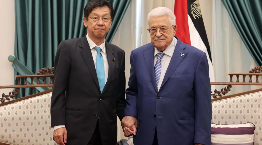 الرئيس الفلسطيني محمود عباس خلال استقباله نائب وزير خارجية اليابان البرلماني ماتسوموتو هيساشي في رام الله (الرئاسة الفلسطينية)