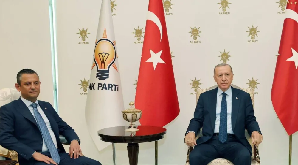 جانب من لقاء عُقد بين الرئيس رجب طيب إردوغان وزعيم المعارضة أوزغور أوزيل عقب الانتخابات المحلية عام 2024 (الرئاسة التركية)