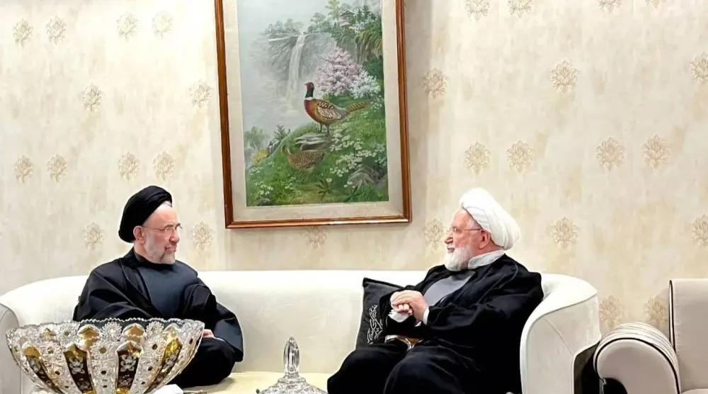 الرئيس الإصلاحي الأسبق محمد خاتمي يزور منزل كروبي في مارس الماضي (إنصاف نيوز)