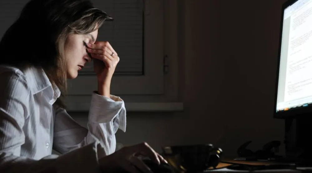 تشتمل أعراض نقص فيتامين «B 12» على الشعور بالتعب الشديد أو الضعف (أ.ف.ب)