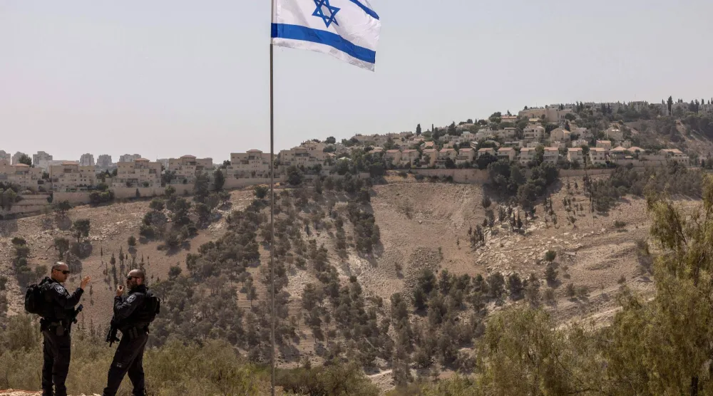 عناصر من الشرطة الإسرائيلية يقفون في منطقة «إي1» قرب مستوطنة معاليه أدوميم خارج القدس في الضفة الغربية (أ.ف.ب)