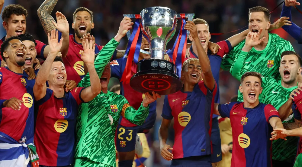 يتطلع برشلونة حامل اللقب إلى الحفاظ على زخمه مجدداً (رويترز)