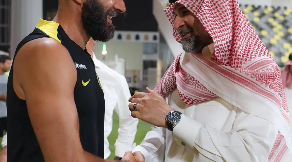 سندي وبنزيمة في حديث جانبي قبل انطلاق التدريبات (موقع النادي)