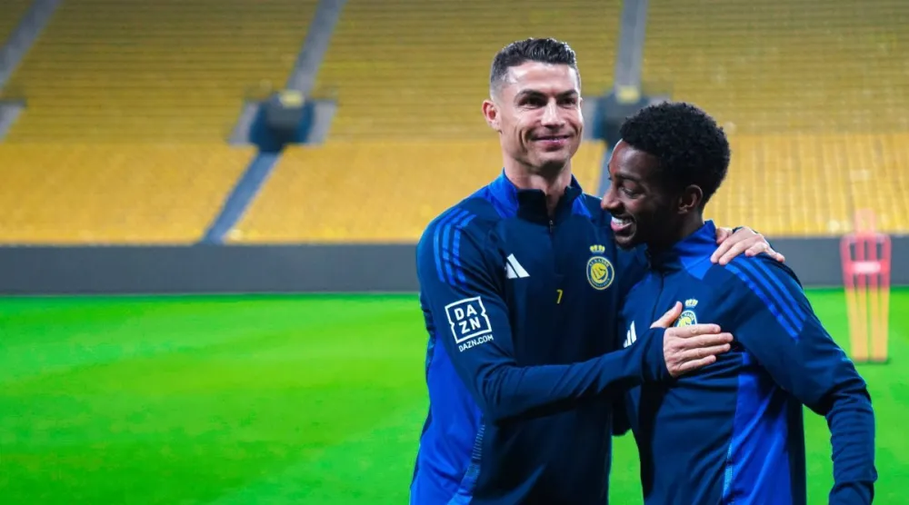 هزازي مع رونالدو في إحدى تدريبات النصر (الشرق الأوسط)