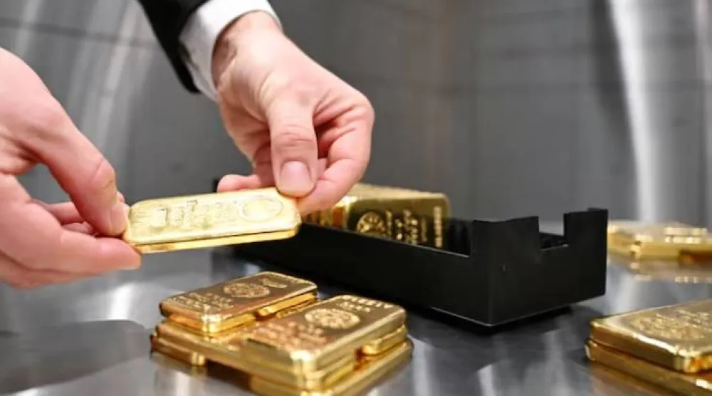 سبائك ذهبية مكدسة داخل غرفة صناديق الأمانات في بيت الذهب «برو أوروم» في ميونيخ (رويترز)