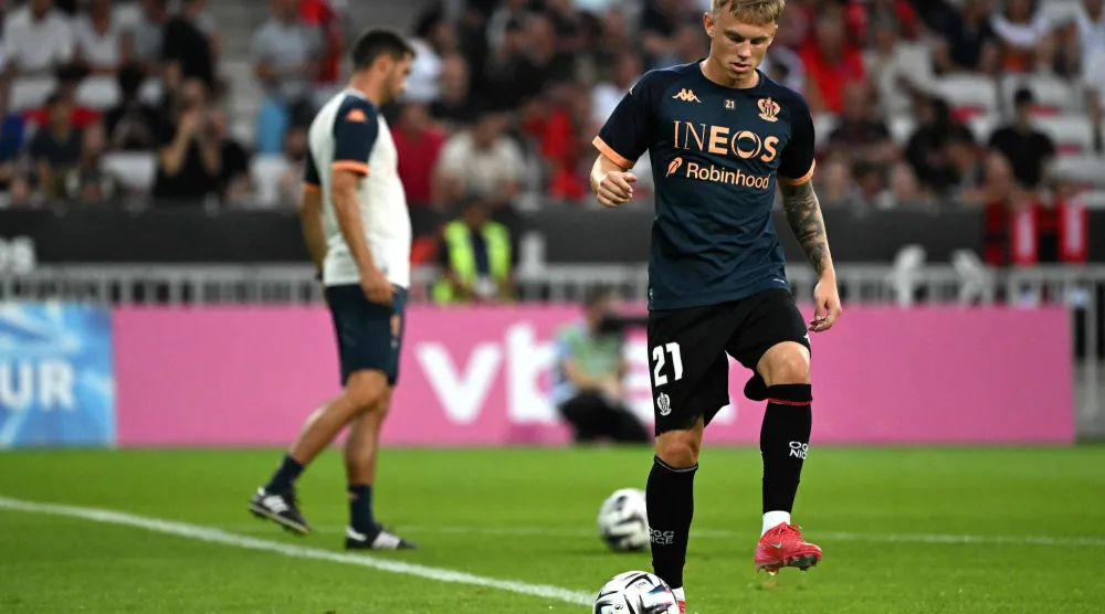 Nice' Swedish forward #21 Isak Jansson warms up prior to the UEFA Champions League 3rd round first leg football match between OGC Nice and SL Benfica at the Allianz Riviera Stadium in Nice, south-eastern, on August 6, 2025. (Photo by Miguel MEDINA / AFP)