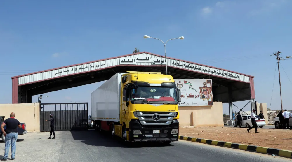 شاحنة تسير عند معبر جابر الحدودي مع سوريا من الجانب الأردني (رويترز - أرشيفية)