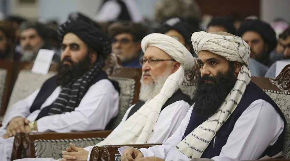 وزير داخلية «طالبان» سراج الدين حقاني (على اليمين) يحضر اجتماعاً لمندوبي «طالبان» من جميع أنحاء البلاد بمناسبة الذكرى الرابعة للانسحاب الأميركي وبدء حكم «طالبان» (أ.ب)