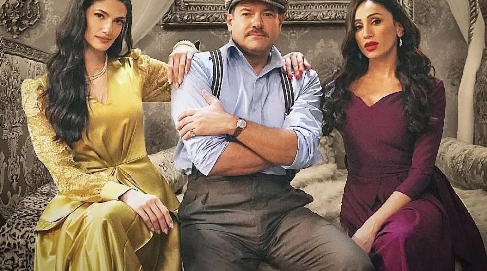 عمرو يوسف يتوسط دينا الشربيني وتارا عماد في كواليس فيلم «درويش» (حساب عمرو يوسف على موقع فيسبوك)