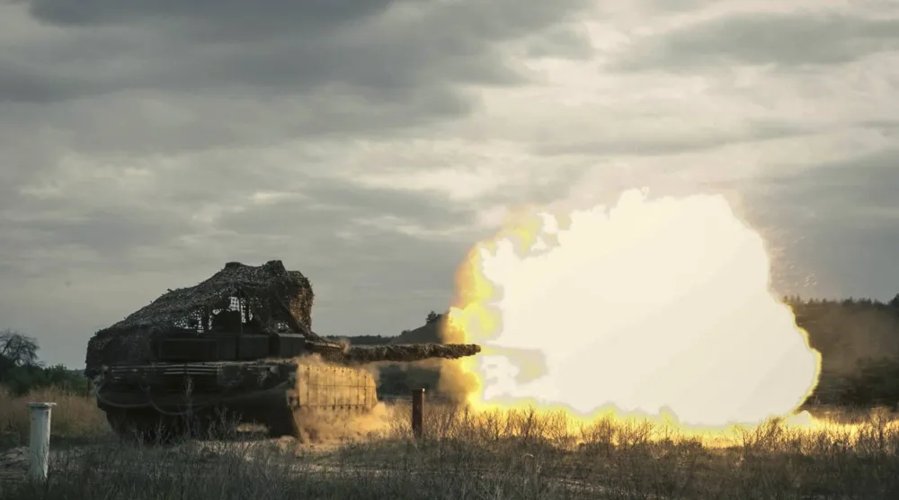 دبابة روسية تطلق قذيفة خلال تدريبات في منطقة غير معروفة من أوكرانيا (وزارة الدفاع الروسية - أ.ب)