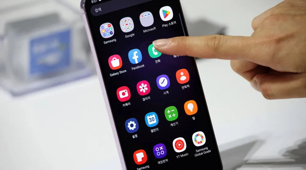 موظف يعرض هاتف «سامسونغ غالاكسي إس 23» بأحد المحال (رويترز)