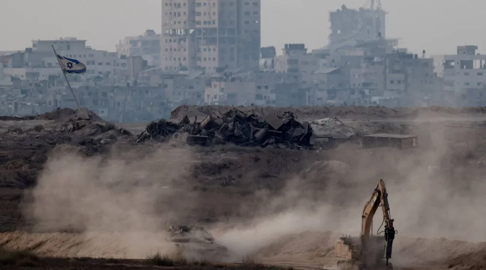 An Israeli tank manoeuvres in Gaza as seen from the Israeli side of the border, Israel August 20, 2025. REUTERS/Amir Cohen 