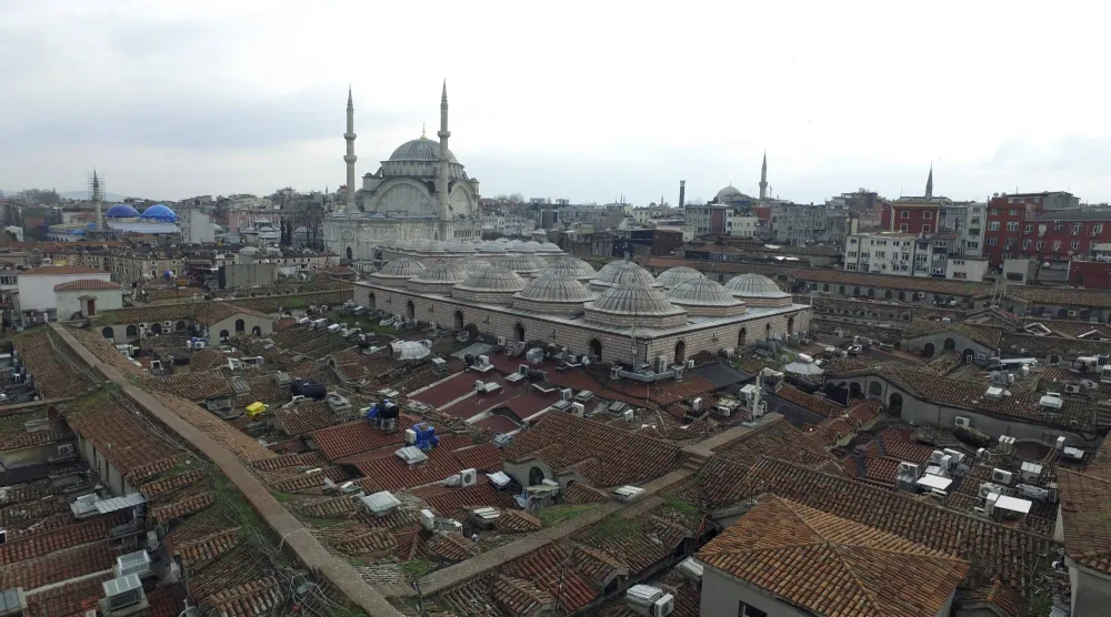 صورة تُظهر سقف البازار الكبير في إسطنبول الذي يعود تاريخه إلى قرون مضت (أرشيفية - أ.ب)