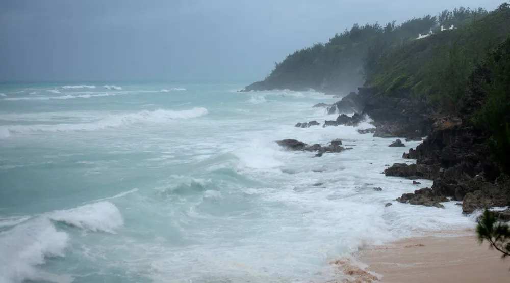 التيارات والأمواج العاتية تظهر مع اقتراب رياح إعصار من خليج تشيرش في برمودا (رويترز)