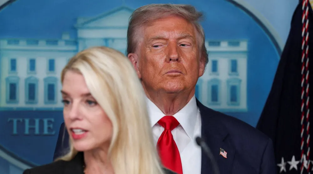 ترمب يقف وراء وزيرة العدل بام بوندي في البيت الأبيض في 11 أغسطس 2025 (رويترز)