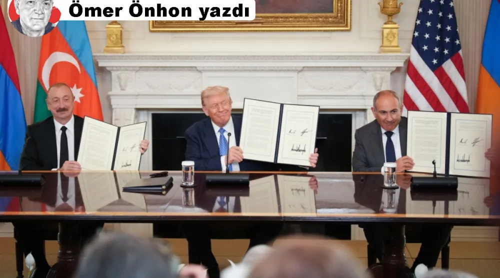 ABD Başkanı Donald Trump, Azerbaycan Cumhurbaşkanı İlham Aliyev ve Ermenistan Başbakanı Nikol Paşinyan, Beyaz Saray'da imzalanan barış anlaşmasının ardından kameralara poz verirken, 8 Ağustos 2025 (AFP)