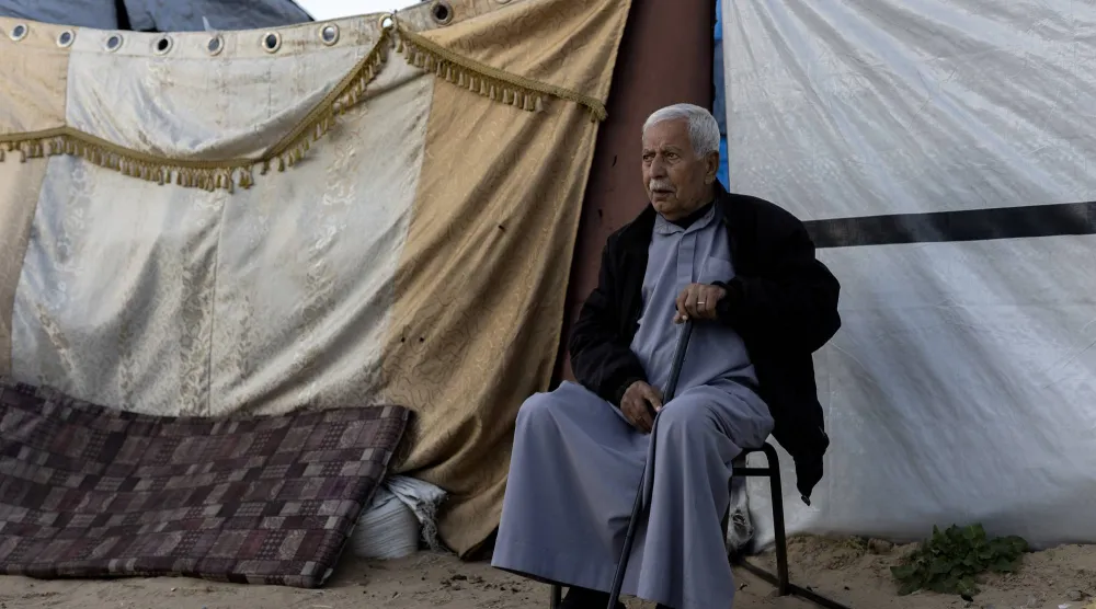 عبد الله أبو سمرة أمام خيمته في مدينة خان يونس (نيويورك تايمز)