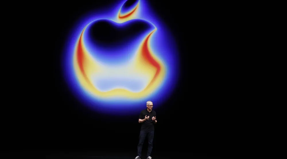 تيم كوك الرئيس التنفيذي لـ«أبل» يتحدث على مسرح «ستيف جوبز» خلال فعالية للشركة في مقر الشركة بمدينة كوبرتينو في كاليفورنيا (إ.ب.أ)