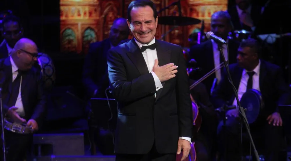 ثروت يحيي الجمهور الذي شاركه الغناء بالحفل - (وزارة الثقافة المصرية)