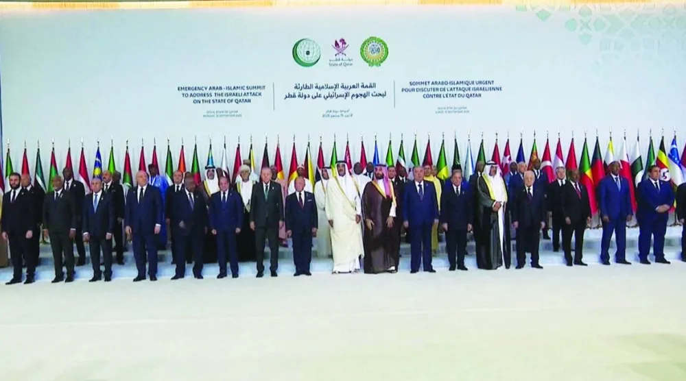 قادة وممثلو الدول المشاركة في القمة العربية -الإسلامية الطارئة في الدوحة أمس (رويترز)