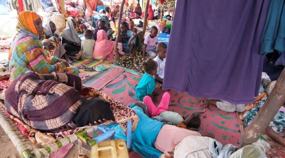 سودانيات فررن من القتال العنيف في الفاشر يجلسن في مخيم للنازحين مع تدهور الوضع الإنساني وسط الصراع المستمر بين «قوات الدعم السريع» والجيش السوداني في الدبة بالسودان 6 سبتمبر 2025 (رويترز)