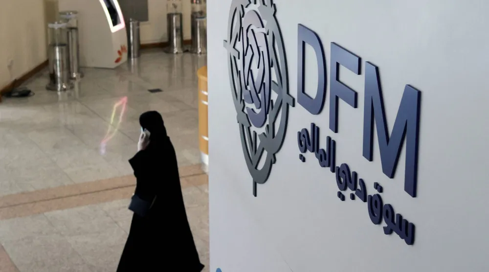 امرأة تتجول في سوق دبي المالي (رويترز)