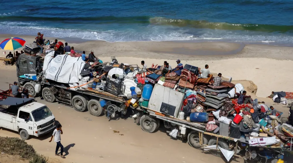 Sahil yolunu kullanarak Gazze Şeridi'nin kuzeyinden güneye doğru giden Filistinliler, 17 Eylül 2025 (Reuters)