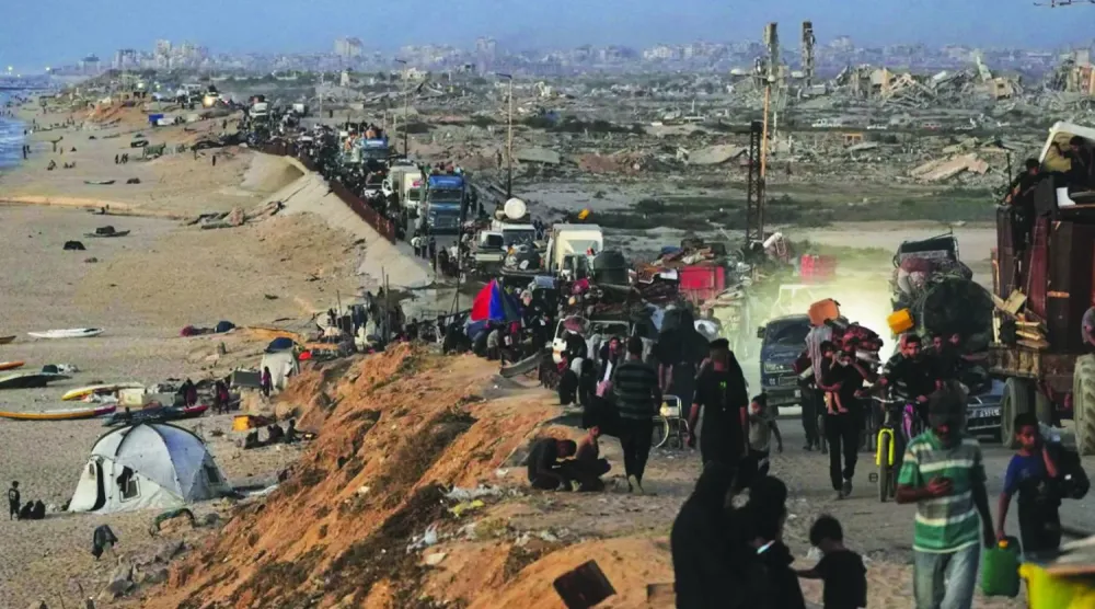 Yerinden edilmiş Filistinliler, sahil yolunu kullanarak güneye doğru Gazze Şeridi'nin kuzeyinden kaçıyor (AP)