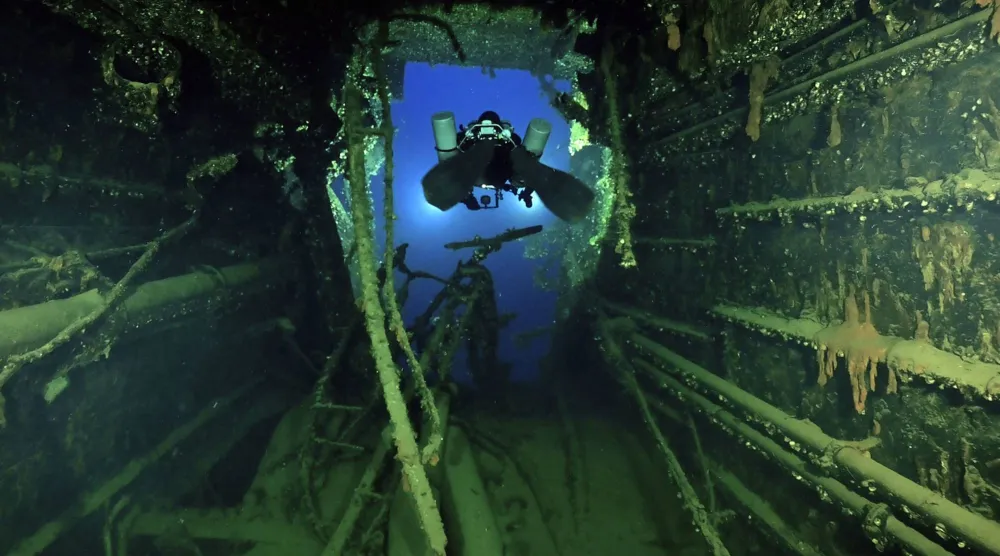 سفينة مستشفى تغرق في ساعة وقطعها تنجو بعد قرن (أ.ف.ب)