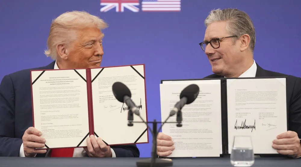 الرئيس الأميركي دونالد ترمب ورئيس الوزراء البريطاني كير ستارمر يعقدان مذكرة تفاهم بين حكومتي البلدين في تشيكرز ببريطانيا 18 سبتمبر 2025 (أ.ب)