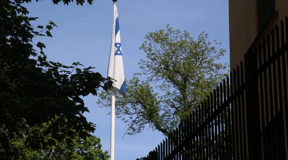 العلم الإسرائيلي خارج السفارة في استوكهولم (أرشيفية - رويترز)