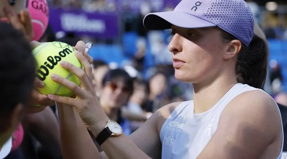 WTA 500 - Korea Open - Olympic Park Tennis Center, Seoul, South Korea - September 20, 2025 Poland's Iga Swiatek signs autographs after winning her semifinal match against Australia's Maya Joint. (Reuters)