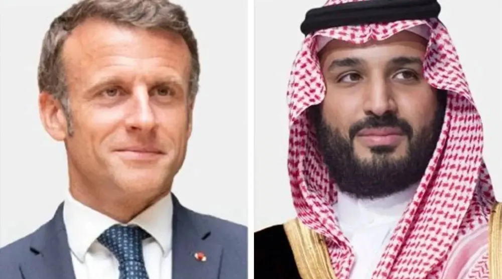 Prince Mohammed bin Salman bin Abdulaziz Al Saud, Saudi Crown Prince and Prime Minister, and French President Emmanuel Macron. (Asharq Al-Awsat)