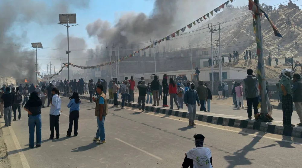 دخان يتصاعد من سيارة شرطة أضرم متظاهرون فيها النار في مدينة لاه بالهند... 24 سبتمبر 2025 (أ.ف.ب)