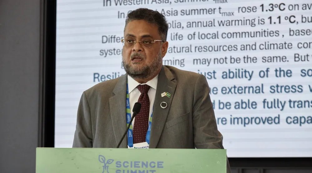 الدكتور أسامة فقيها وكيل وزارة البيئة والمياه والزراعة لشؤون البيئة ومستشار رئاسة «كوب16» خلال المشاركة (الشرق الأوسط)