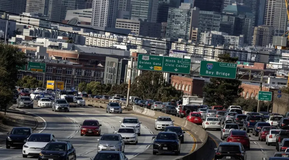 سيارات في أحد الشوارع الأميركية (رويترز)