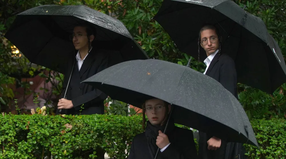 شباب يهود يحضرون وقفة لتأبين ضحايا هجوم على كنيس يهودي في مانشستر (أ.ب)