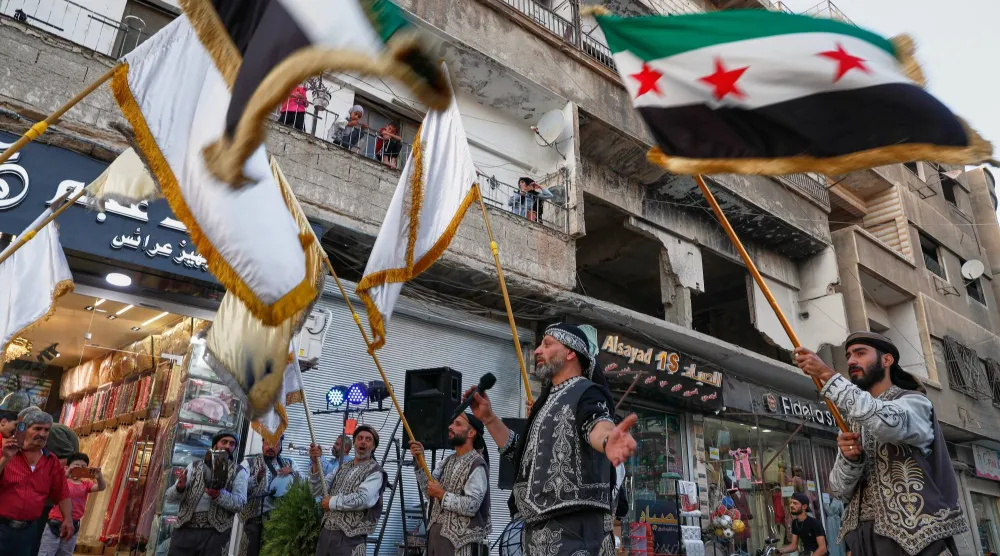 احتفال بافتتاح متجر جديد السبت في ضاحية داريا التي دمرها القصف العنيف فترة الحرب في سوريا (أ.ب)