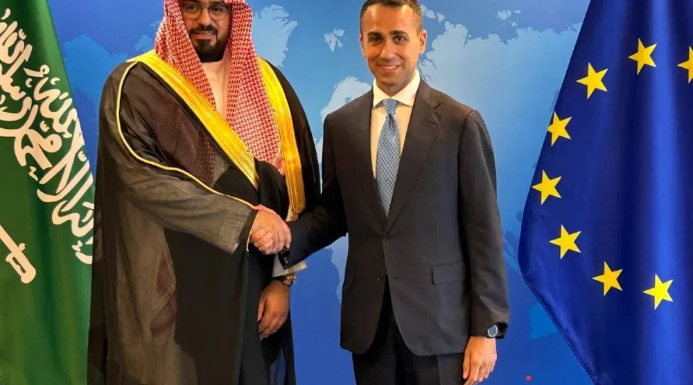 دي مايو مع وزير الاقتصاد السعودي فيصل الإبراهيم في بروكسل أخيراً (حساب دي مايو على إكس)