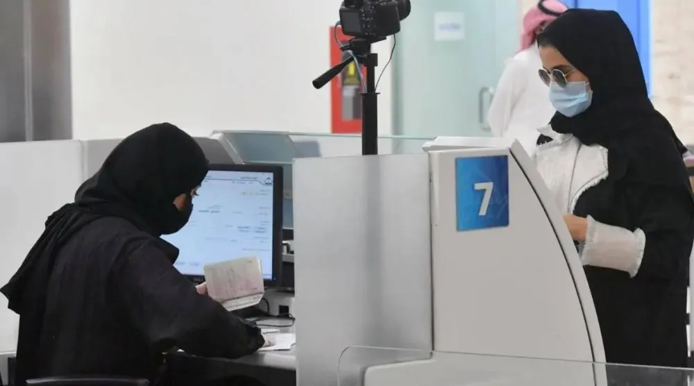 النساء السعوديات يعملن في معظم القطاعات (واس)