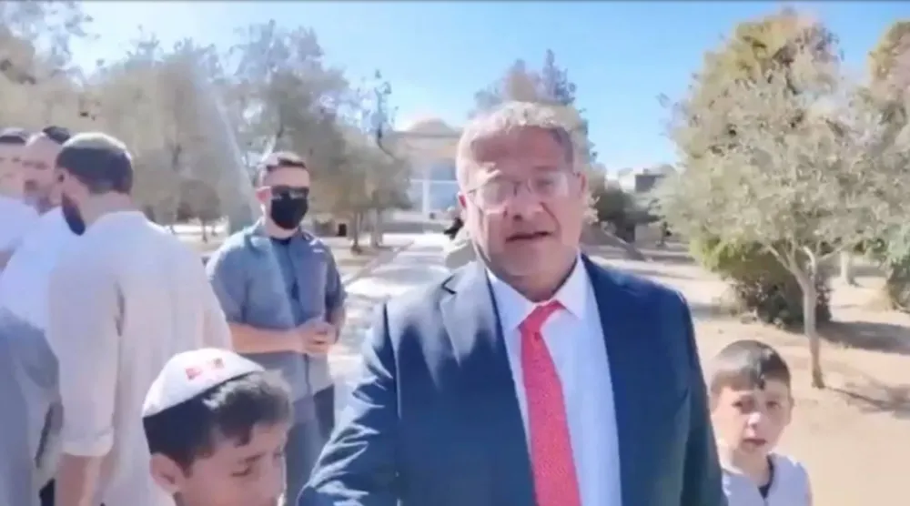 وزير الأمن القومي الإسرائيلي إيتمار بن غفير وعدد من المستوطنين خلال اقتحام المسجد (رويترز)