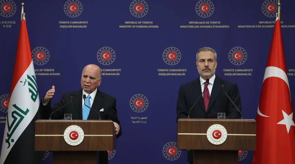 حسين متحدثاً خلال المؤتمر الصحافي مع فيدان في أنقرة (إ.ب.أ)