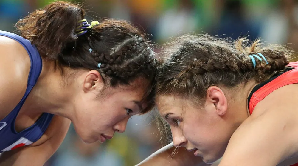 صورة من نهائي المصارعة الحرة للسيدات بدورة الألعاب الأولمبية (ريو 2016) في البرازيل بين البيلاروسية ماريا ماماشوك واليابانية ريساكو كاواي (أرشيفية - رويترز)