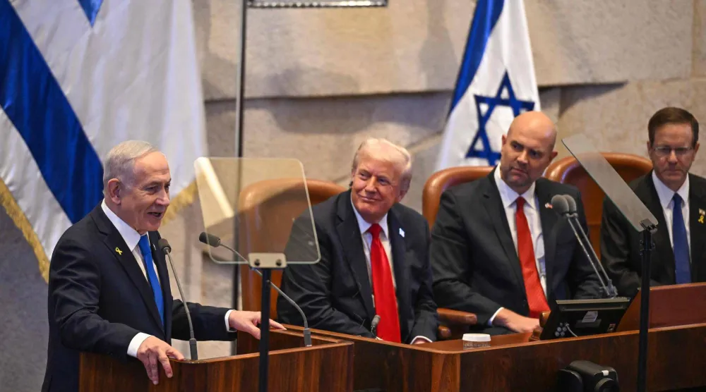 ترمب يستمع لكلمة نتنياهو وإلى يساره رئيس الكنيست أمير أوحانا بالقدس الاثنين (أ.ف.ب) 