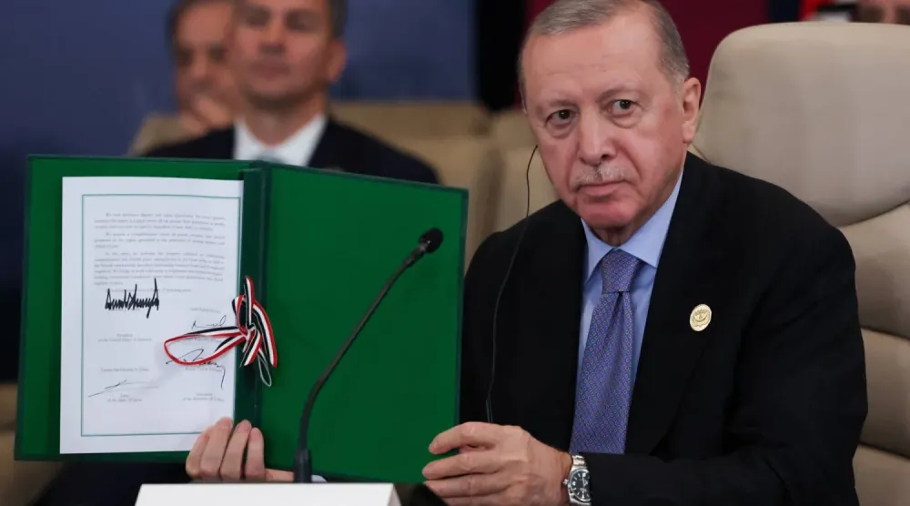 Türkiye Cumhurbaşkanı Recep Tayyip Erdoğan, dün Şarm El-Şeyh'te anlaşma belgesinin imzalanması sırasında (AP)