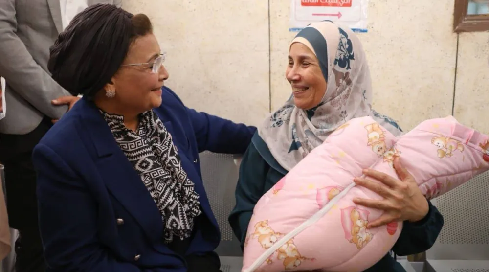 نائبة وزير الصحة المصرية عبلة الألفي في زيارة تفقدية لإحدى الرعايات الصحية (وزارة الصحة)