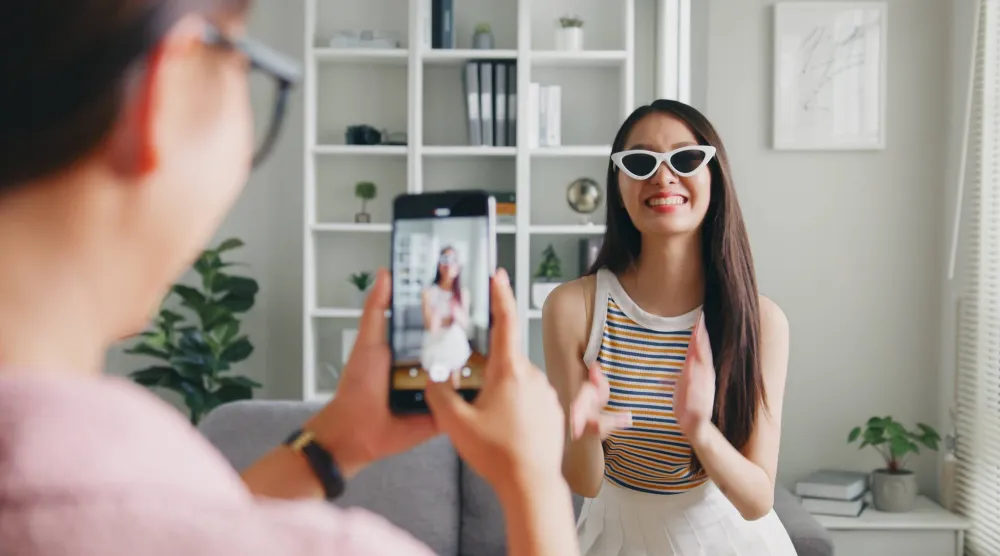 خبراء: المنصات الاجتماعية باتت جزءاً من البنية التحتية للتجارة الإلكترونية الحديثة حيث يلتقي التسويق بالثقافة الرقمية وسلوك المستهلك المتغير (شاترستوك)